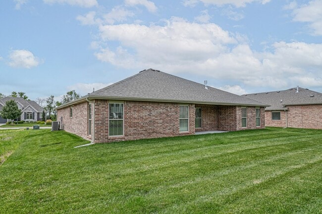 8334 Greentree Dr, Lenexa, KS 66227 - photo 6