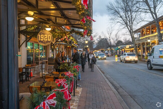 Residents in Roswell often go to Canton Street for many shops and restaurants.