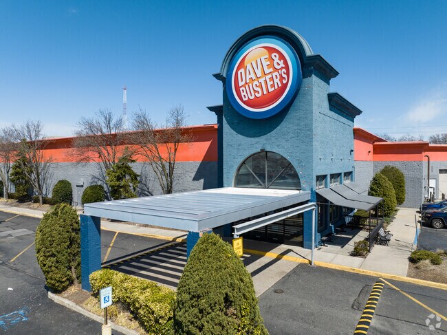 Eat, Dink and Play at Long Island Dave & Busters. Sports bar and state of the art arcade with mouth watering menu items.