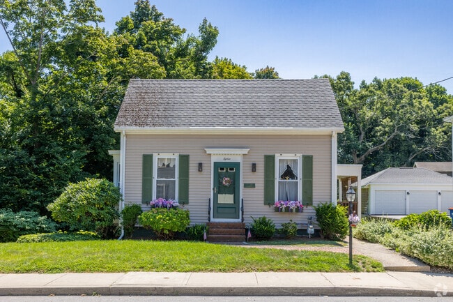 Cozy Cape Cod style homes are very common in the neighborhood of Plymouth Center.