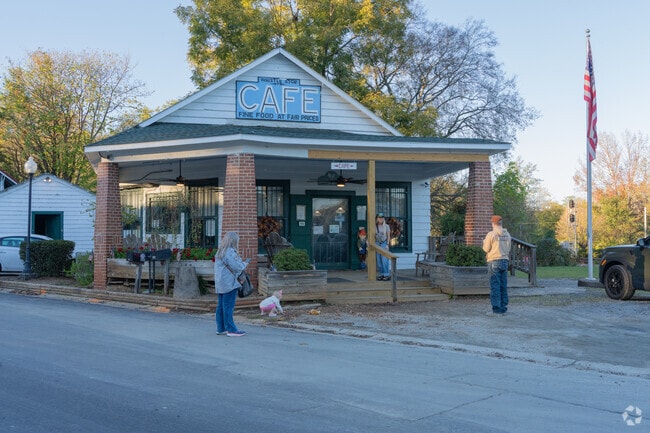 After filming in Juliette was complete, the cafe remained a functioning restaurant.