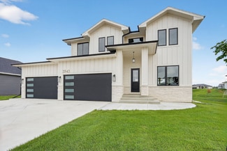 3943 NW 181st St, Clive, IA 50325