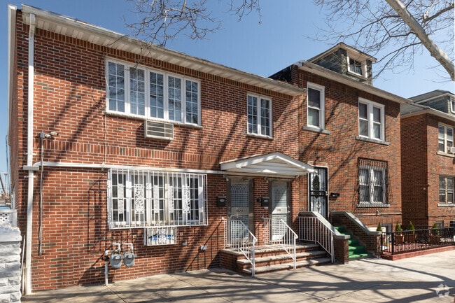 Multi-family home in Parkchester, The Bronx