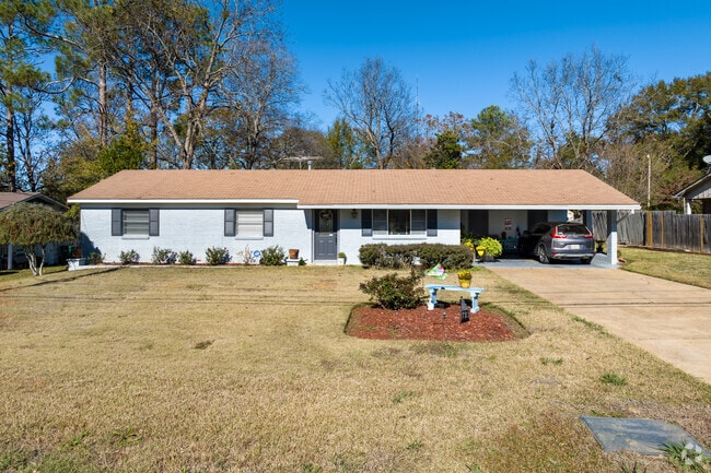 Ranch style homes are common in Canton.