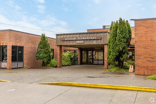 Young students in Heceta Beach attend Siuslaw Elementary School.