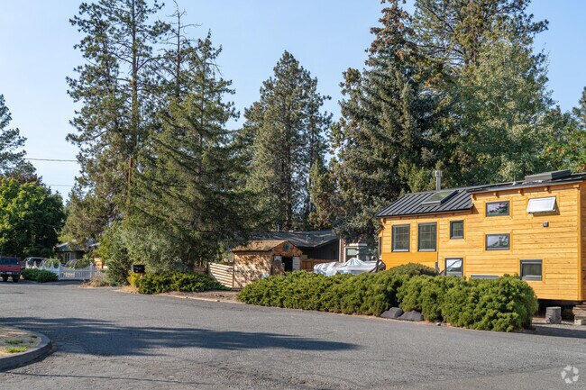 Charming homes line the streets of Deschutes River Woods, where community and nature thrive.