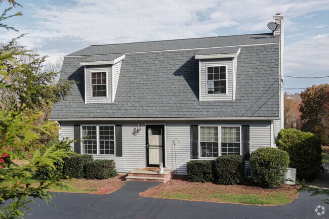 Cape Cod homes dot many of Brimfield's streets.