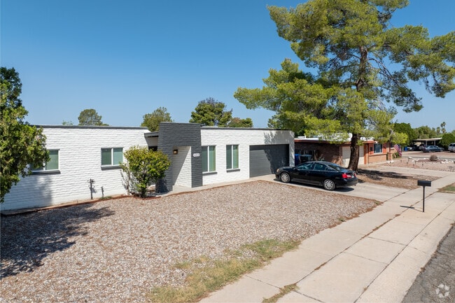 Homes in Groves Lincoln Park are made of brick, and often built in the 1970's.