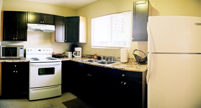 2214 Aloha Dr unit 3 bedrms w 3 bathrms, Honolulu, HI 96815 - photo 3