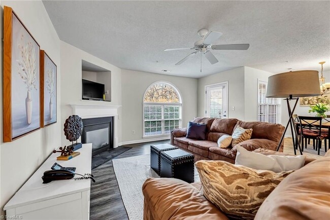 4305 Timberbrooke Dr unit 1, Greensboro, NC 27409 - photo 3