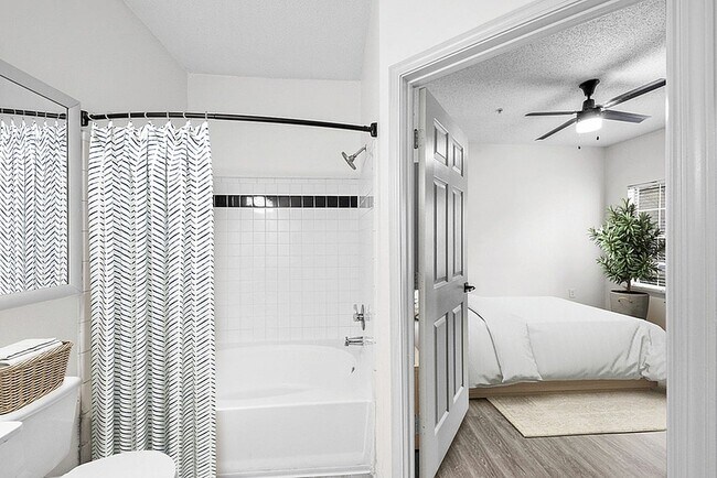 2x1 1087 sqft B1U - Bathroom