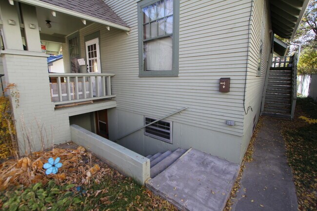 1044 N 25th St unit 1044.5 N 25th St, Billings, MT 59101 - photo 2