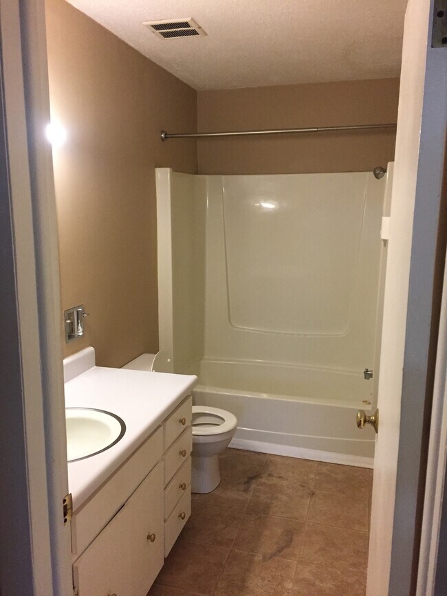 493 Barnett Dr unit 1, Kingsport, TN 37664 - photo 4