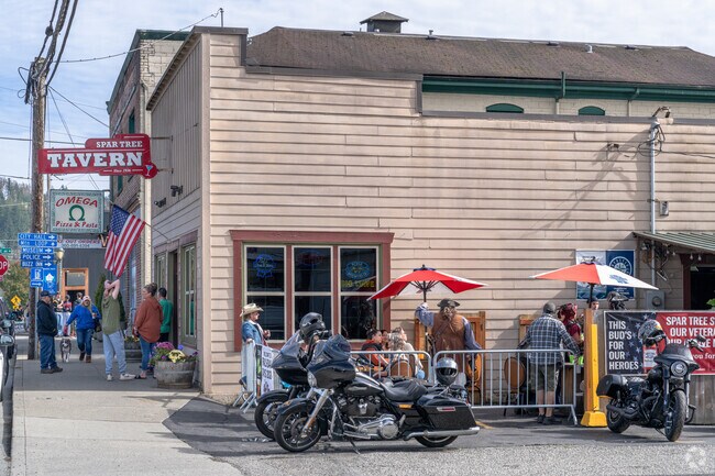 Spar Tree Tavern near Lake Bosworth has an outdoor patio for enjoying drinks with friends.