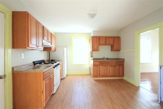 569 Main St unit 569, Medford, MA 02155 - photo 2