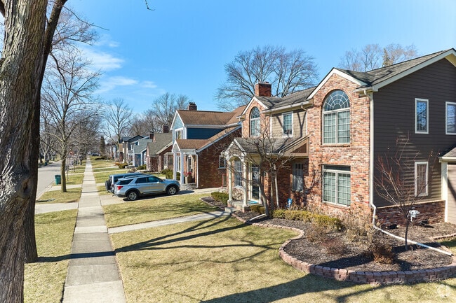 Huntington Woods was adorned with a collection of elegant colonial homes.