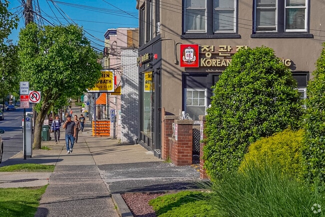 Palisades Park has a lively Koreatown area with plenty of restaurants to check out.