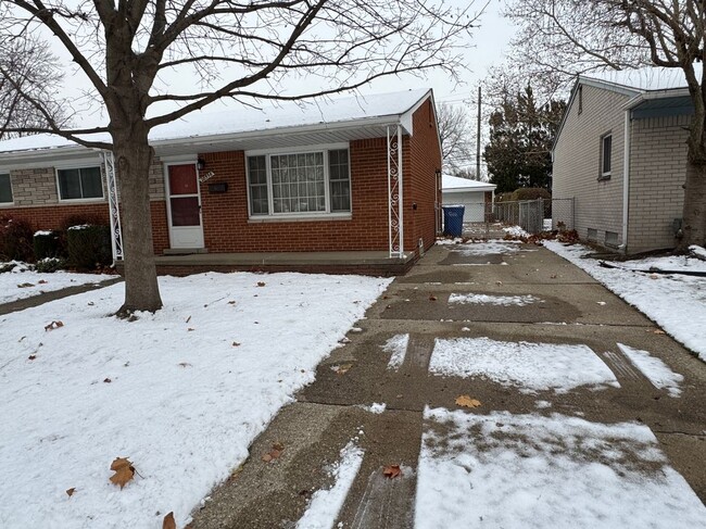 28556 Milton Ave, Warren, MI 48092 - photo 3