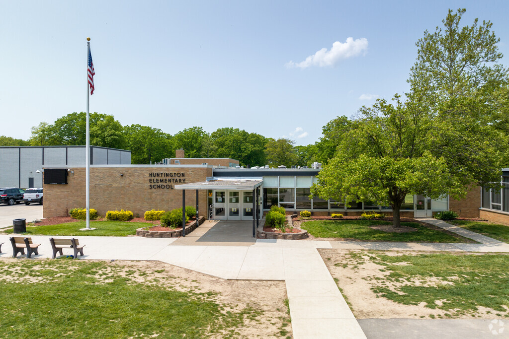 Huntington Elementary School, Rankings & Reviews - Homes.com