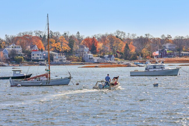 The cove breeze beckons all to the waters that suround Annisquam.