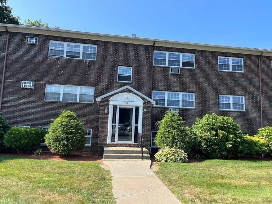 147 Milk St unit 8, Westborough, MA 01581 - photo 1