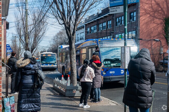 MTA buses are very active throughout Tompkinsville.