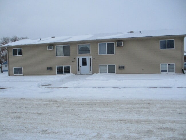 1007 13th Ave W unit 4, Williston, ND 58801 - photo 2
