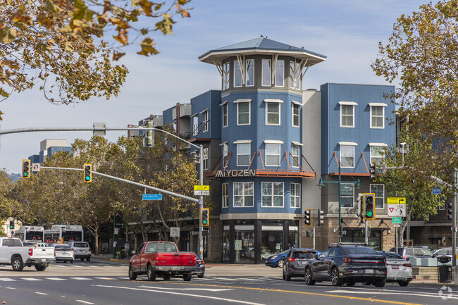 The Andante is unique in that it offers both Emeryville and Oakland addresses in The Triangle.