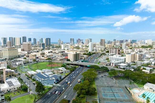 The H1 freeway connects Waimalu to Honolulu in the east and Kapolei to the west.