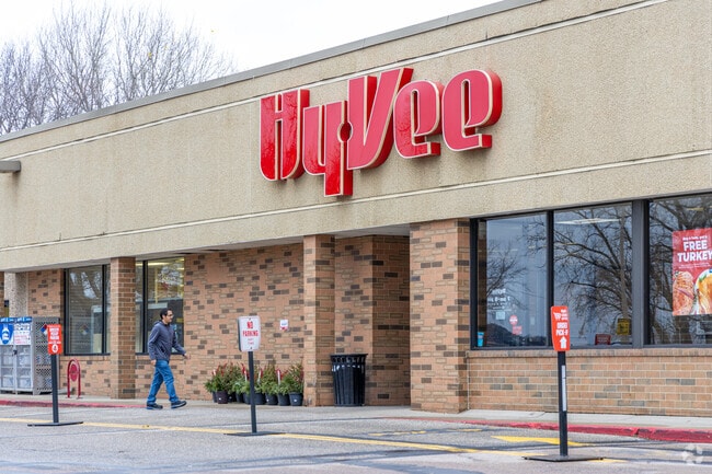 Residents in Highland Park can shop the close by HyVee grocery store in Mankato, MN.