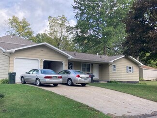 725 W 19th St, Cedar Falls, IA 50613