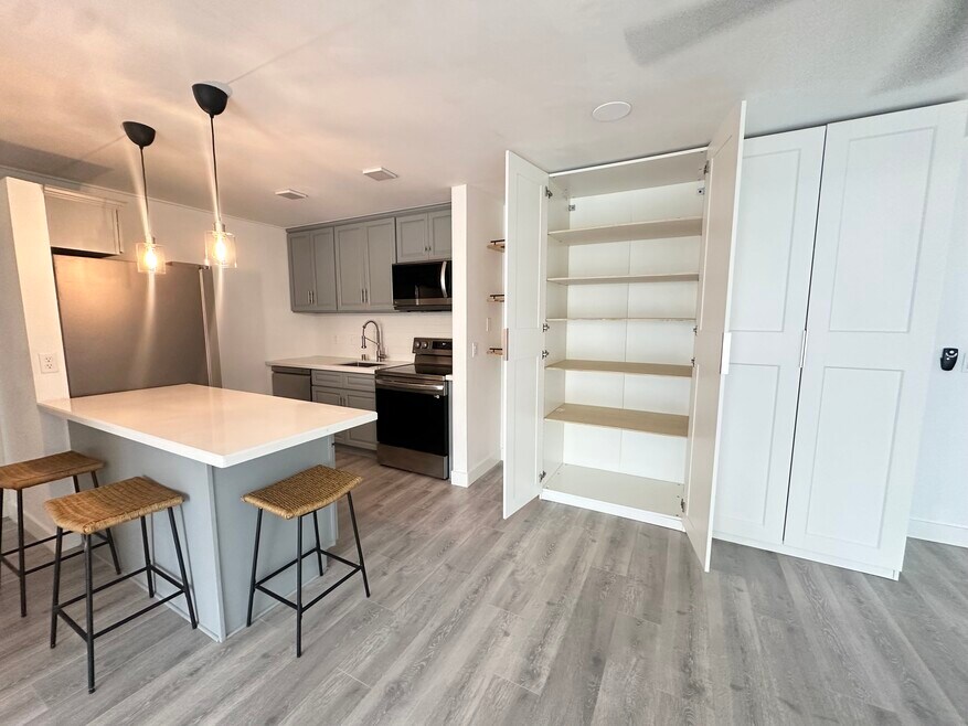 607 S Prospect Ave unit 202, Redondo Beach, CA 90277 - photo 1