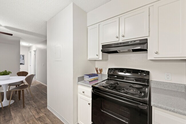 Laredo House Apartments - beautiful and quiet location, Aurora, CO 80011 - photo 3