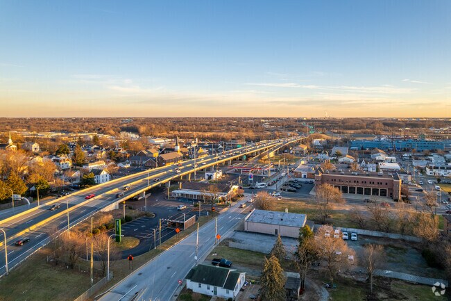 DE-141 cuts right through Newport and provides residents easy access to I-95.