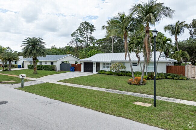 Many homes in Jupiter River feature spacious front yards.
