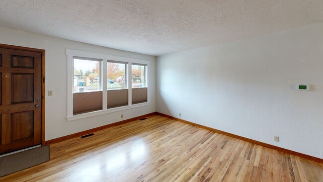 2470 Alameda St NE, Salem, OR 97301 - photo 2