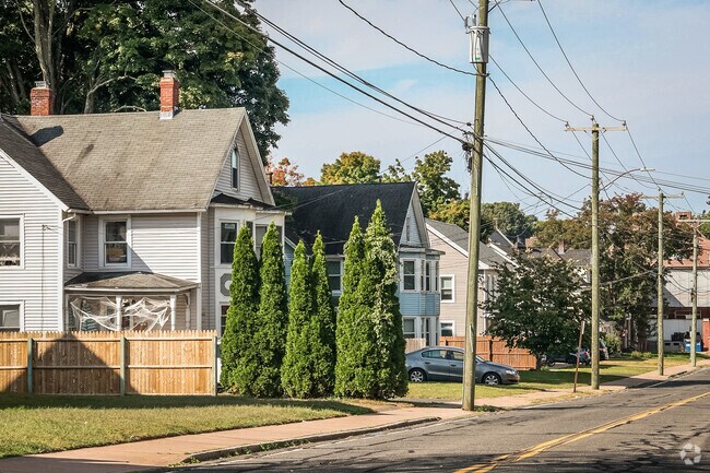 You can find homes in just minutes from all of the conveniences of Manchester.