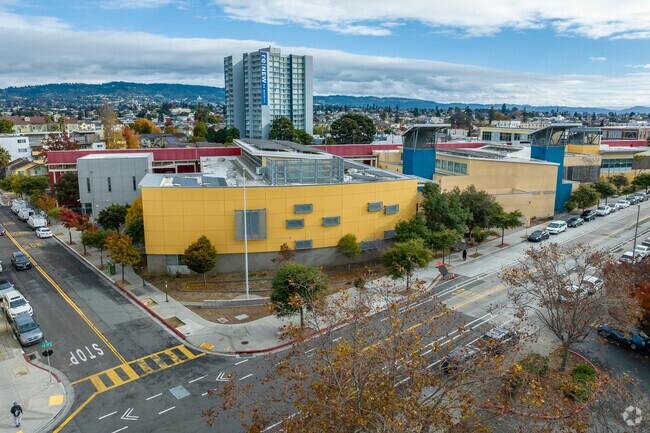 La Escuelita Elementary School serves grades K-5.