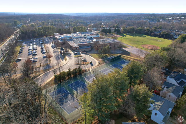 Roberto Clemente Middle School earns an A- rating from Niche.