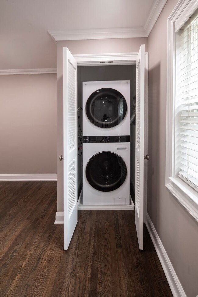 Regency Manor: In-Unit Washer & Dryer, Cold Water Included, Cat & Dog Friendly, and Custom Closets, Hackensack, NJ 07601 - photo 5