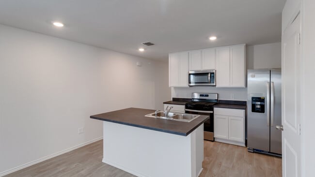 142 Illusion Lake Ln unit 36199712, Buda, TX 78610 - photo 6