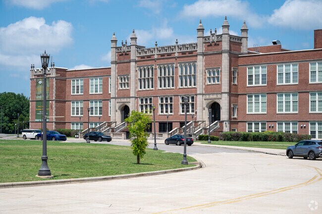 Woodlawn High School inspires kids to do their best in South Eastlake.