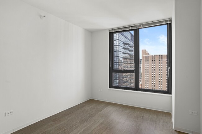 169 W Superior St, Chicago, IL 60654 - photo 5