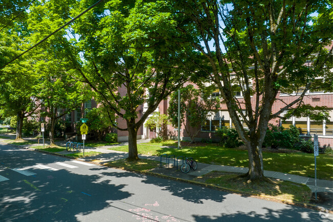 Abernethy Elementary School is surrounded by trees along SE Orange Ave in Portland.