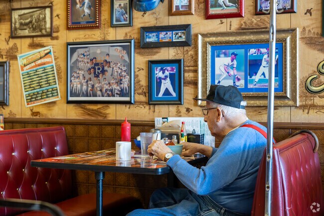 Ma & Pa's Kettle Restaurant is a family establishment, highly rated and  open all day.
