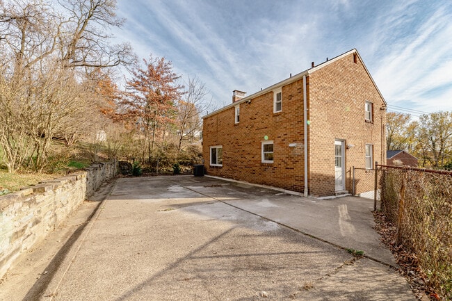 3203 Hebron Dr, Pittsburgh, PA 15235 - photo 3