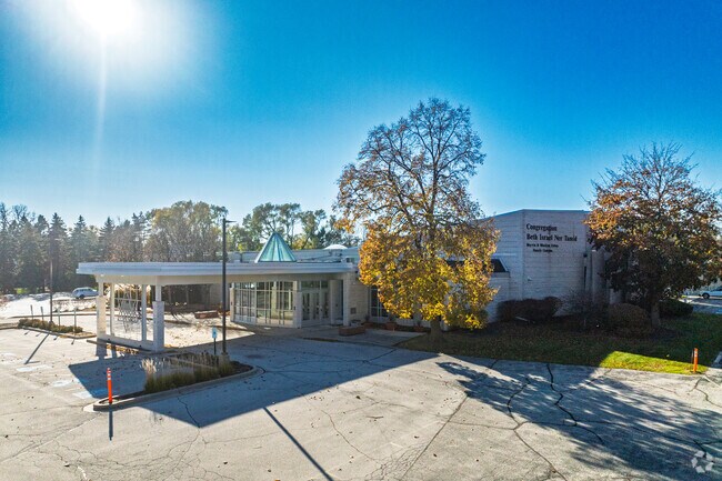 Congregation Beth Israel Ner Tamid serves the Kletzsch community.