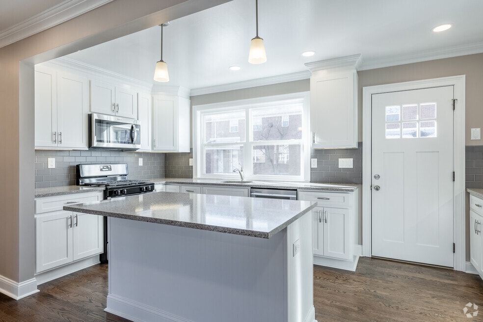 The Courtyard @ Clifton: In-Unit Washer & Dryer, Heat, Hot & Cold Water, Gas Included, and Bark P..., Clifton, NJ 07013 - photo 1