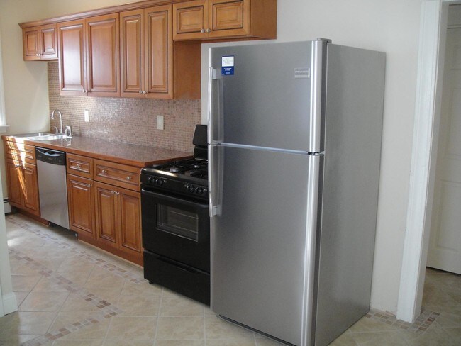 202 Oakland Ave unit 3, Providence, RI 02908 - photo 2