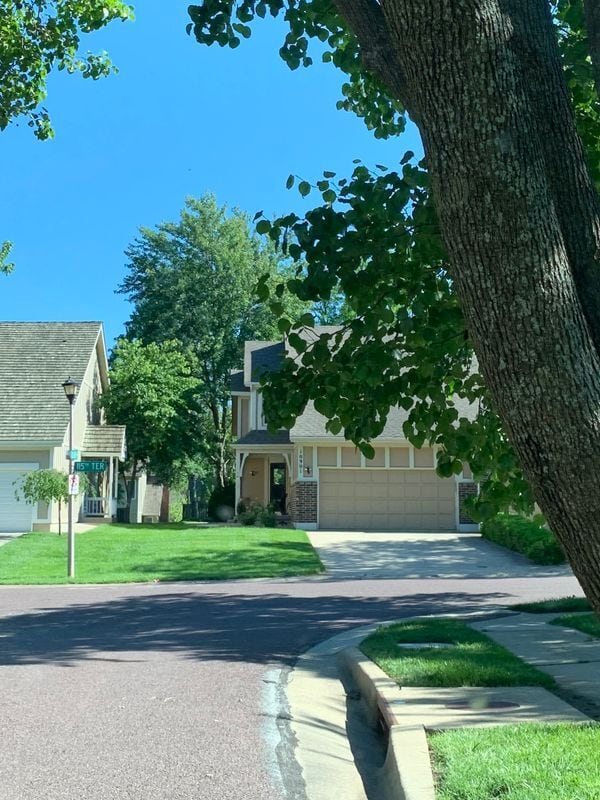 10901 W 115th Terrace, Overland Park, KS 66210